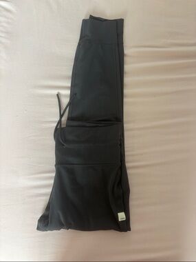 Vuori Dark Grey Leggings with Logo Tab